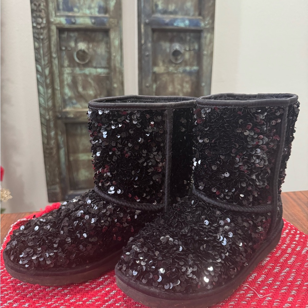 UGG Black Interior Label